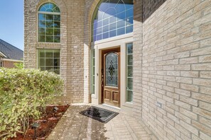 Exterior detail - Lake-View Home w/ Pool Access in Legends Ranch! (Spring)