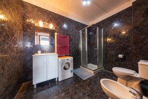 Haartrockner, Handtücher, Seife, Toilettenpapier