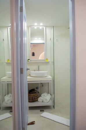 A bathroom with a white sink, a mirror, and a towel rack. - Laguna BY LD Hoteles (Los Roques)