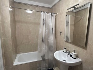 Sèche-cheveux, serviettes fournies, savon, papier toilette