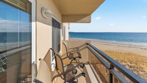 Un balcon avec vue sur la plage et l’océan.