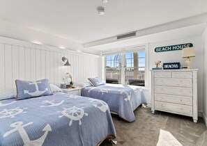 2 bedrooms, iron/ironing board, WiFi, bed sheets - Prime oceanfront location at the Grand Victorian (Old Orchard Beach)