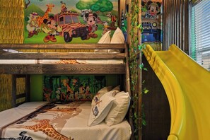 7 bedrooms, travel crib, WiFi