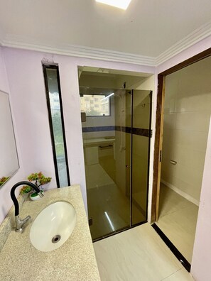 Comfort Studio | Bathroom | Free toiletries, hair dryer, towels, soap - Webi Coliving - Coqueiros (Florianópolis)