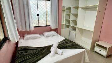 Quarto casal conforto | Escrivaninha, espaço de trabalho para notebook, Wi-Fi de cortesia