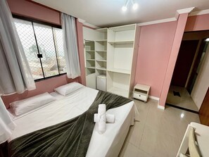 Comfort Double Room | Desk, laptop workspace, free WiFi - Webi Coliving - Coqueiros (Florianópolis)