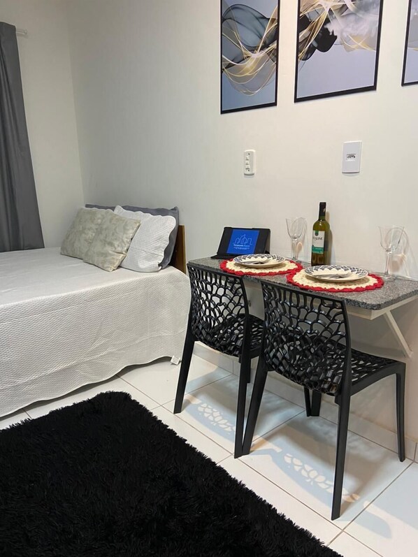 아파트, 더블침대 1개, 주방 | 거실 공간 | 평면 TV