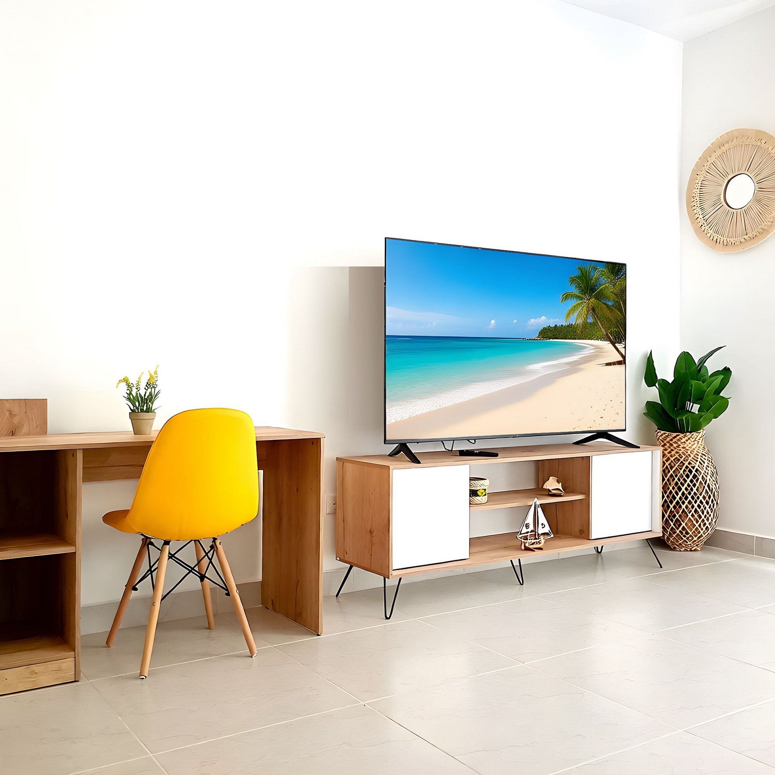 Ein modernes Wohnzimmer mit Fernseher, der eine Strandansicht zeigt, einem gelben Sessel, Holzmöbeln und einem Wandbild.
