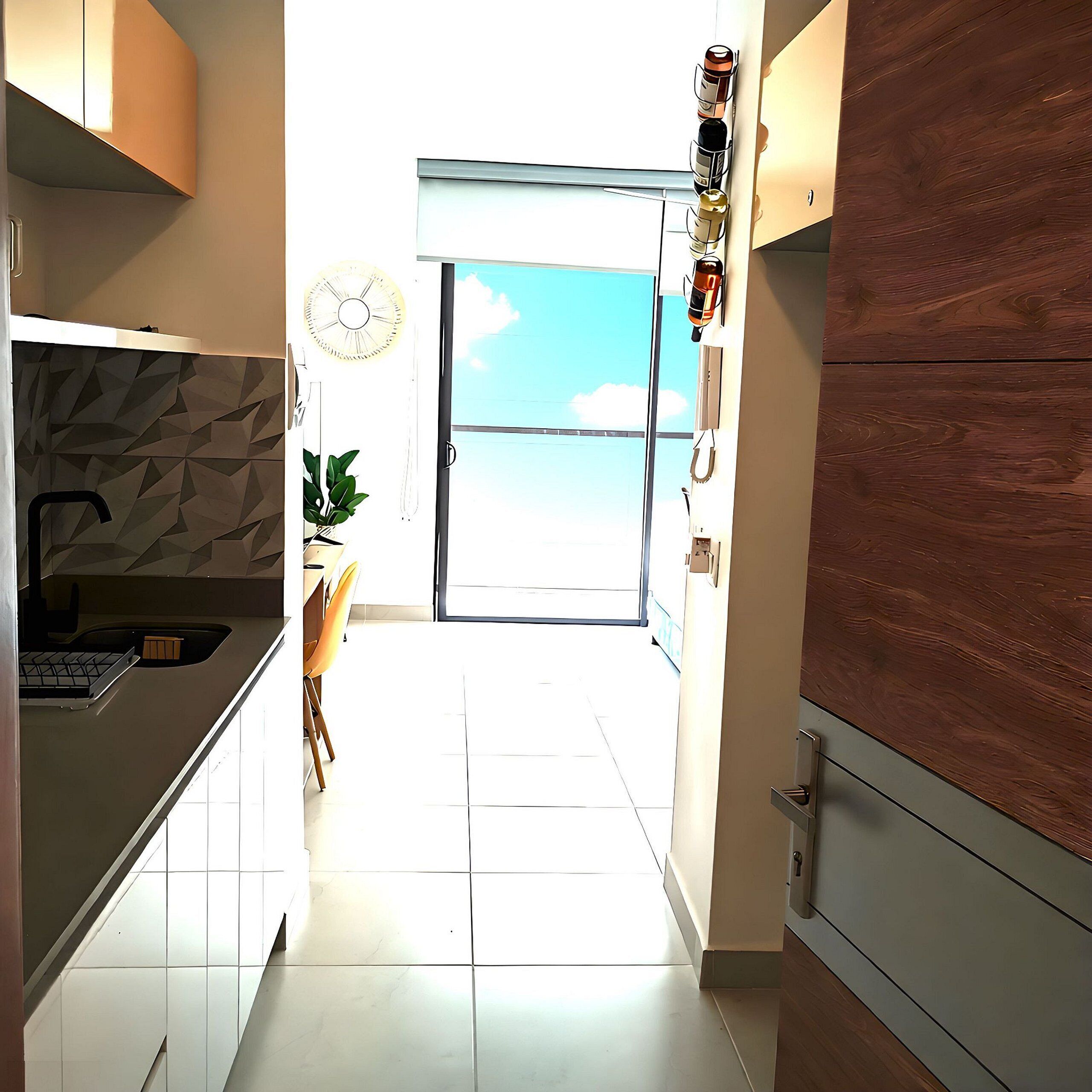 Una cocina moderna con vistas al exterior.