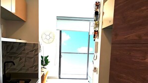 Eine moderne Küche mit Blick ins Freie.
