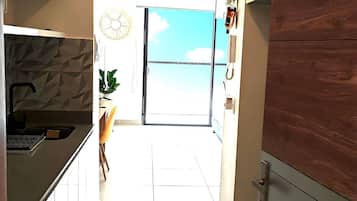 Una cocina moderna con vistas al exterior.