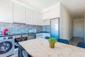 Fridge, oven, dishwasher, coffee/tea maker