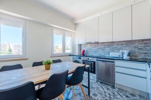 Refrigerador, horno, lavavajillas y cafetera y tetera 