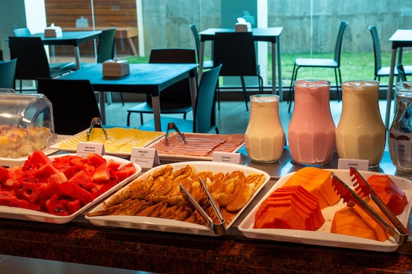 Café da manhã com buffet grátis todos os dias