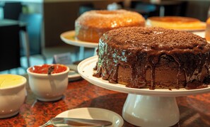 بوفيه فطور مجانًا يوميًا