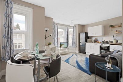 1 Bed Apartment with Parking & close to Southampton Train Station & Common Park