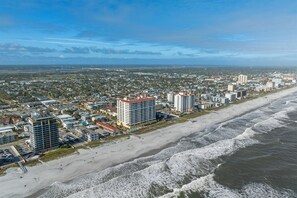 Una spiaggia nelle vicinanze, lettini da mare, teli da spiaggia