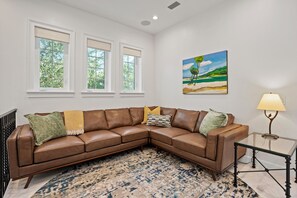 TV connectée, cheminée, livres, chaîne hi-fi