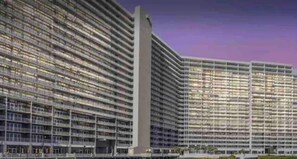 Um hotel imponente em formato de arranha-céu, com vários andares e design arquitetônico moderno.