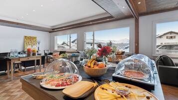 Free daily buffet breakfast