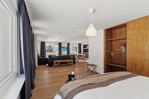 Familie appartement, keuken, uitzicht op bergen | Een minibar met enkele gratis items, individueel gemeubileerd