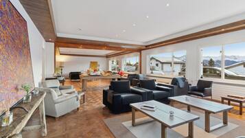 Lobby lounge, garden views, open daily