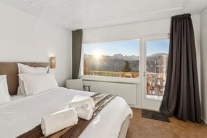 Panorama tweepersoonskamer, uitzicht op bergen, uitzicht op gebergte | Een minibar met enkele gratis items, individueel gemeubileerd