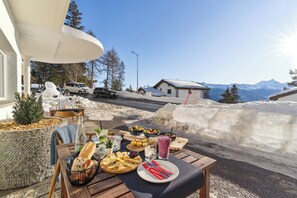 Outdoor dining - Crans Montana Suites (Crans-Montana)
