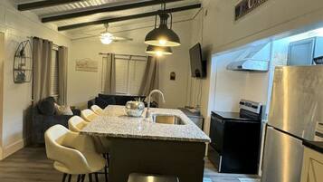 Geladeira, micro-ondas, fogão, cooktop