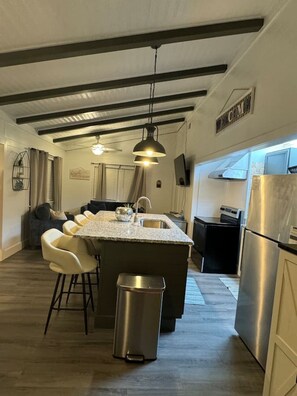 冷蔵庫、電子レンジ、オーブン、コンロ