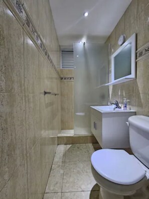 Toallas, jabón y papel higiénico