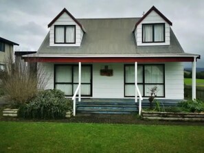 Exterior - Hosts on the Coast Dad's Place (Whangamata)