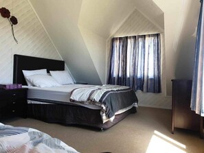 4 bedrooms, free WiFi - Hosts on the Coast Dad's Place (Whangamata)