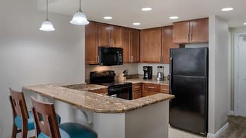 Geladeira, micro-ondas, fogão, cooktop