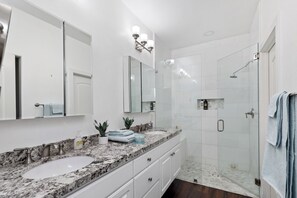 Sèche-cheveux, serviettes fournies, savon, papier toilette