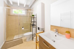 Dusche, Haartrockner, HandtĂŒcher, Seife