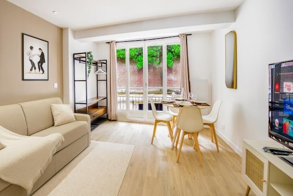 Smart TV - La Vie en Rose - FREE Household Cleaning - Netflix / Prime / Disney + included (Barentin)