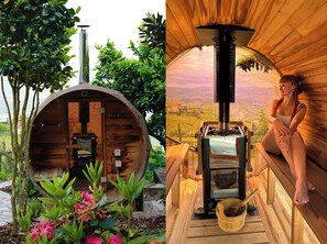 Een houten hut met een sauna, een houten terras en uitzicht op het landschap.