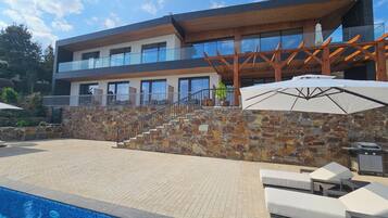 Piscine extérieure, cabanons gratuits, parasols de plage