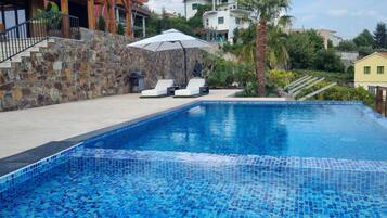 Outdoor pool, free cabanas, pool umbrellas