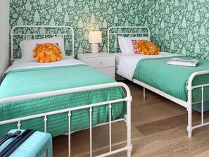 5 Schlafzimmer, Schreibtisch, Bügeleisen/Bügelbrett, kostenloses WLAN