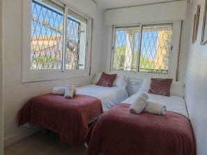 2 habitaciones, tabla de planchar con plancha, cuna de viaje y wifi
