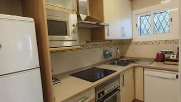 Geladeira, micro-ondas, fogão, lava-louças