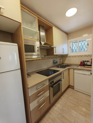 Fridge, microwave, oven, dishwasher - Apartment 2 rooms and magnificent terrace (Castelldefels)