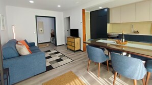Un appartement moderne comprenant un espace de vie, un coin repas et une cuisine.