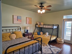 3 habitaciones, escritorio y tabla de planchar con plancha 