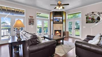 Smart-TV, Kamin, Tischfußball, Bücher