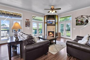 Smart TV, fireplace, table football, books - Lakefront relaxation with private dock (Livingston)