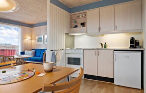 Fridge, stovetop, coffee/tea maker, cookware/dishes/utensils - Lovely home in Hjørring with WiFi (Hjørring)