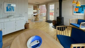 Un interior acogedor con cocina, comedor y chimenea.